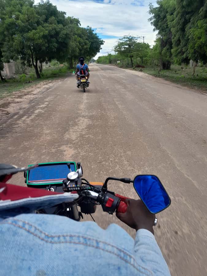 Diani: Full day Guided tour in Tiwi beach & Diani - Swahili lunch in a local restaurant