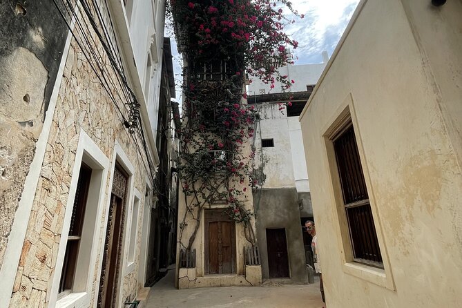 Lamu Old Town Walking Tour - Lamu Fort and the story of changing rulers