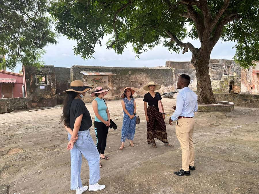 Mombasa walking tour - Walking toward Old Town and the old port