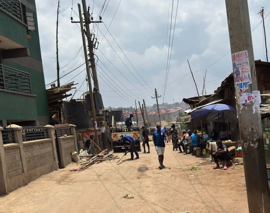 Nairobi: Explore Kibera Slum with Local Guides - The final souvenir stop uses honest fixed prices